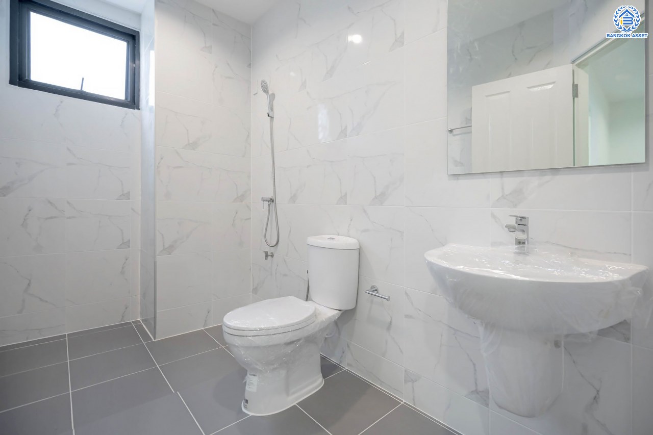 บ้านมือสองตกแต่งใหม่ โครงการ กฤษดานคร16-17 บรมราชชนนี-พุทธมณฑลสาย3 เนื้อที่ 60 ตร.ว. ฟังก์ชัน 3 ห้องนอน 3 ห้องน้ำ 1 ห้องอเนกประสงค์ จอดรถได้ 1 คัน บนทำเลศักยภาพ เชื่อมต่อเมืองอย่างรวดเร็ว ใกล้ทางคู่ขนานลอยฟ้าบรมราชชนนี ม.มหิดล และเซ็นทรัลศาลายา